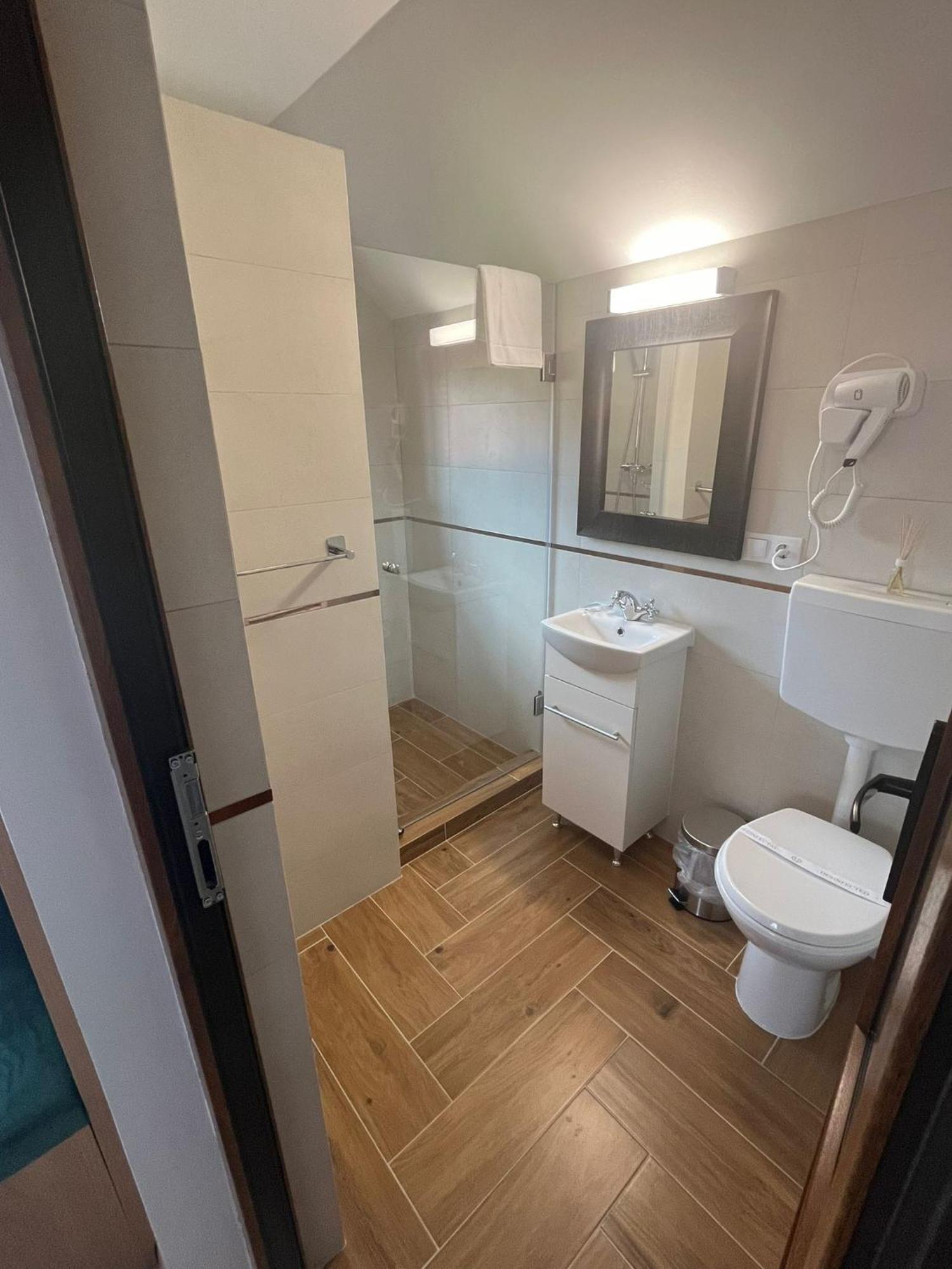 Kilometru108 Otel Leordina Dış mekan fotoğraf