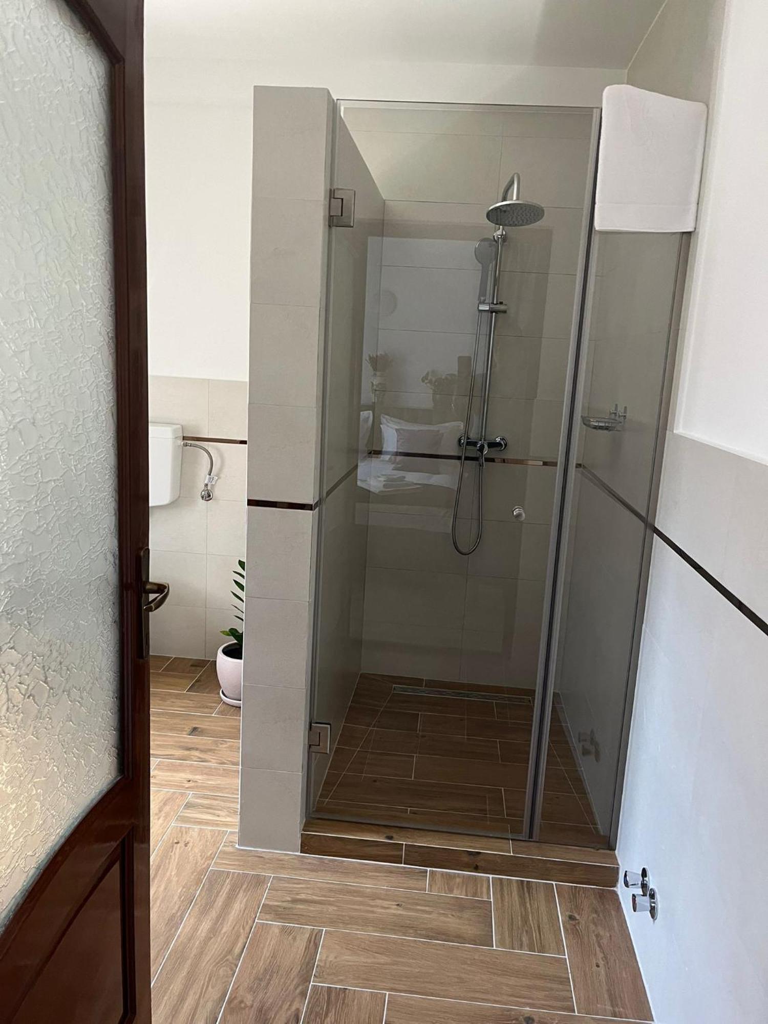 Kilometru108 Otel Leordina Dış mekan fotoğraf